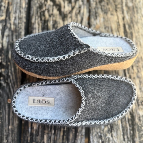 Taos Woolma Women’s Size 8-8.5 Dark Gray Slip On Italian Wool Clogs Shoes T7 - Picture 1 of 11